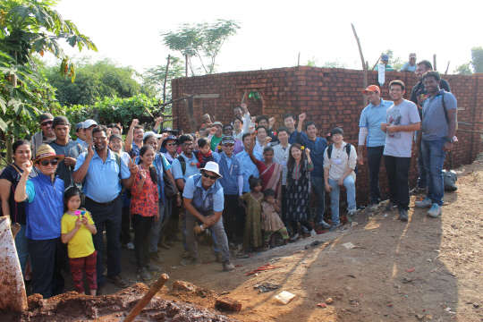 삼성물산 직원들이 인도 차르가온 마을에서 주거환경 개선 봉사활동을 하고 있다. 삼성물산 임직원 150여 명은 이 마을에서 50가구의 주택과 81가구의 화장실을 새로 짓고 2개 학교의 시설을 개선했다. 삼성물산 직원과 현지인들이 기념촬영을 하고 있다. 삼성물산 제공